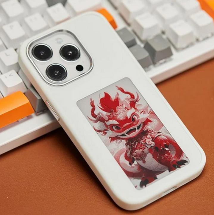 Immagine prodotto PhoneLook Cover fai da te con display E-Ink e tecnologia NFC per sfondi fotografici personalizzati (Apple iPhone 15 Pro)