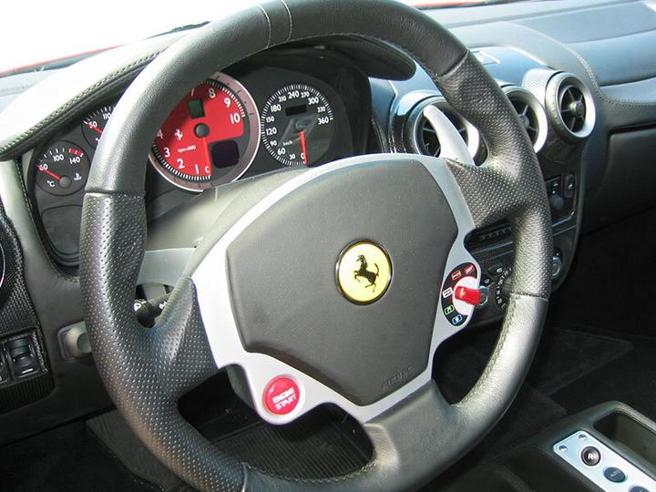 Produktbild Smartbox Aufregende Fahrt in einem Ferrari F458 Italia durch die Strassen von Maranello mit Erinnerungsvideo (1 Pers.)