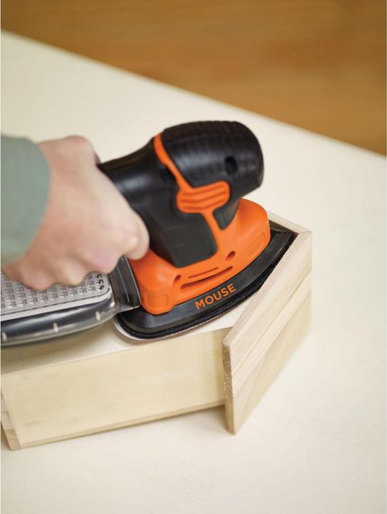 Image du produit Black & Decker Sableuse compacte pour souris (Plateau de ponçage triangulaire, 120 W)