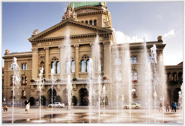 Produktbild Trenddeko Wasserspiel vor Schweizer Parlamentsgebäude (140 x 90 cm)