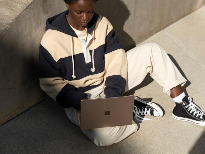 Immagine prodotto Microsoft Surface Laptop Go (12.40", Intel Core i5-1035G1, 8 GB, 128 GB)