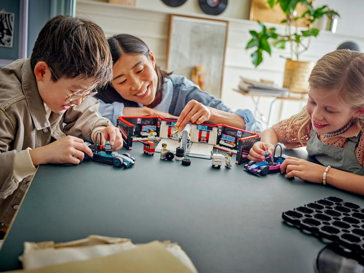 Produktbild LEGO F1 Garage mit Mercedes-AMG & Alpine Rennautos (60444, LEGO City)