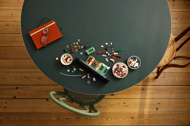 Actual product image LEGO French Café (10362, LEGO Icons)