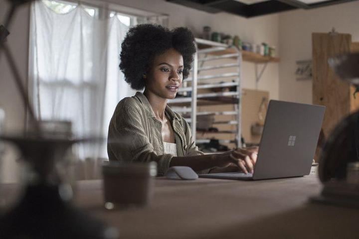 Produktbild Microsoft Surface Laptop (13.50", Intel Core i5-7200U, 8 GB, 256 GB, CH)