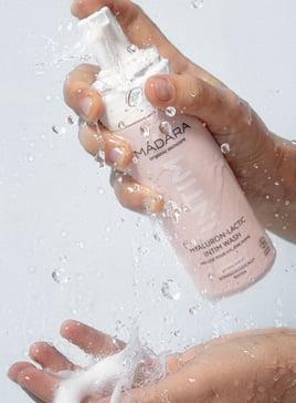 Immagine prodotto Madara MÃDARA - Lavaggio Intimo Ialuronico-Lattico - Schiuma Lavante Intima - 150ml (150 ml, Lozione per il lavaggio intimo)