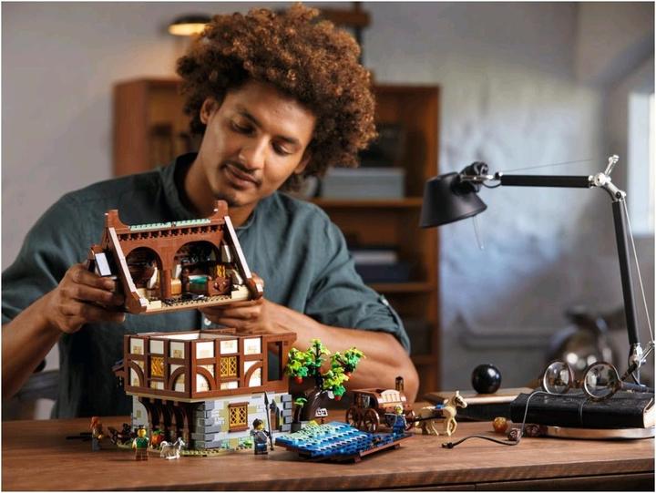 Image du produit LEGO Le forgeron médiéval (21325, LEGO Ideas, LEGO difficiles à trouver)