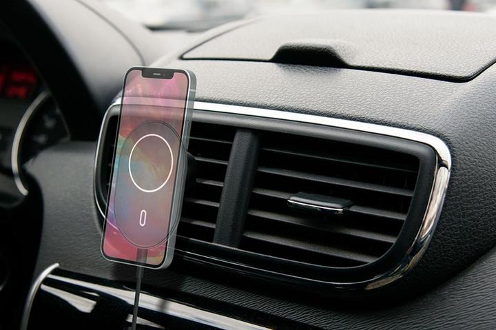 Actual product image Deltaco Wireless car charger with magnet (15 W)
