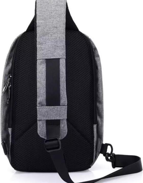 Produktbild JTI Diebstahlsichere Umhängetasche/Schultertasche mit USB-Anschluss - Schwarz