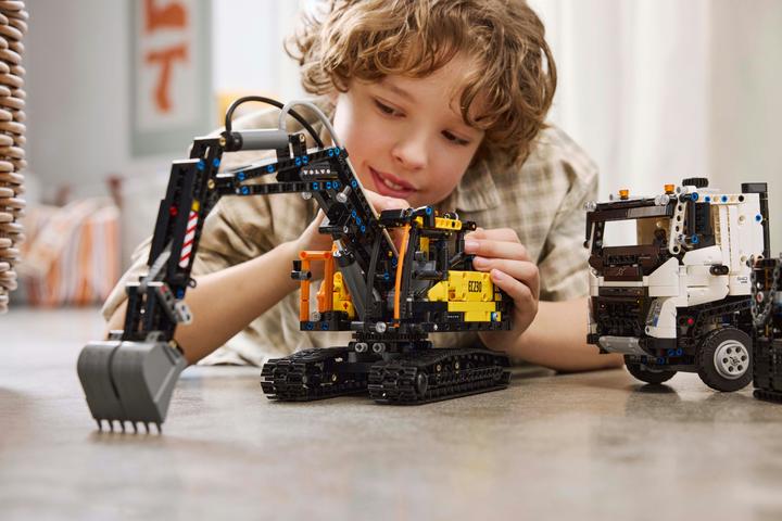 Produktbild LEGO Volvo FMX LKW mit EC230 Electric Raupenbagger (42175, LEGO Technic)