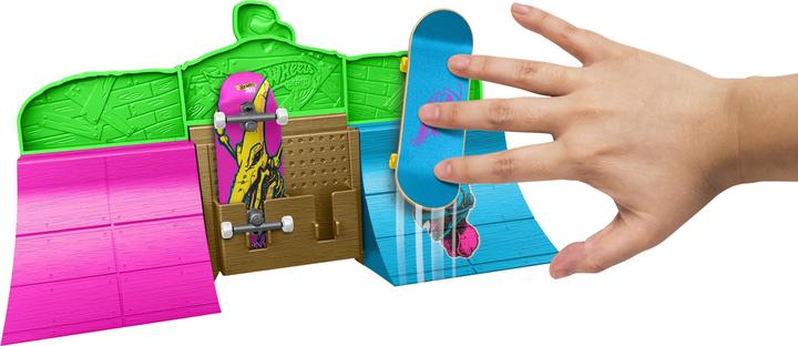 Actual product image Hot Wheels Skate Tony Hawk HQ Skatepark mit 2 exklusiven Fingerboards und 2 Paar Skateschuhen