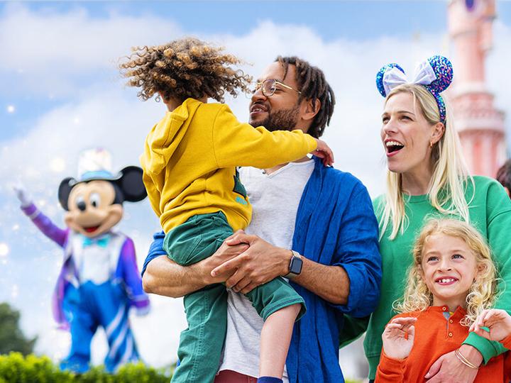 Actual product image Smartbox Disneyland® Paris ticket for 2 adults and 2 children (1 park) (4 pers.)