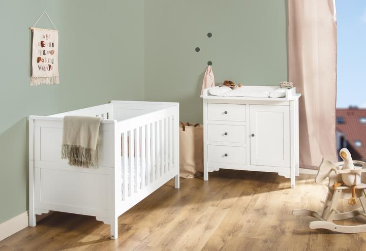 Pinolino Kinderzimmer-Set „Chalet” breit, 2-tlg. (Wickelkommode, Babybett)