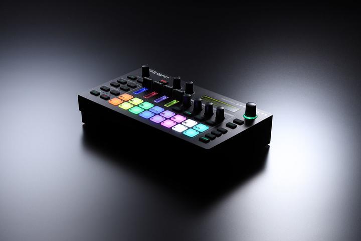 Actual product image Roland MC-101 (Synthesizer)