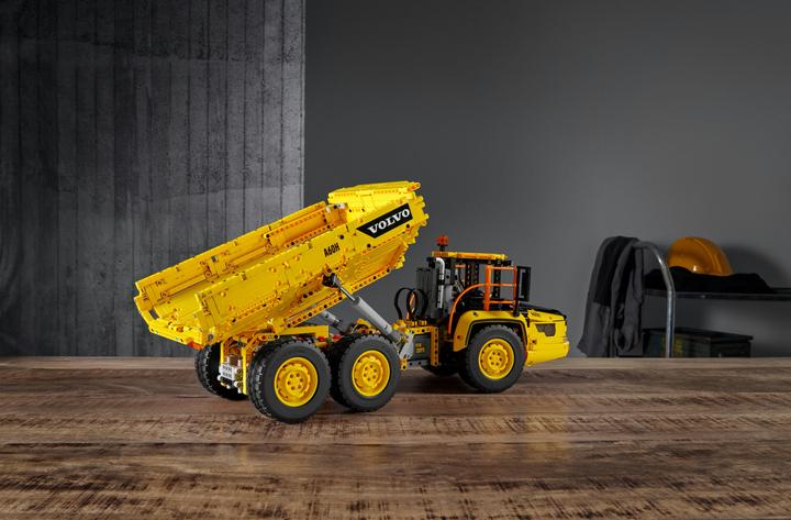Immagine prodotto LEGO Dumper articolato Volvo (6x6) (42114, LEGO Technic)