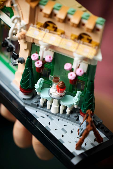 Actual product image LEGO French Café (10362, LEGO Icons)