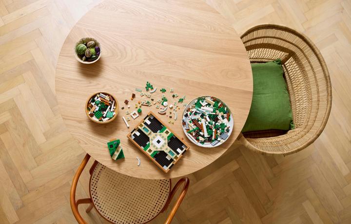 Actual product image LEGO Springbrunnen Garten (10359, LEGO Icons)