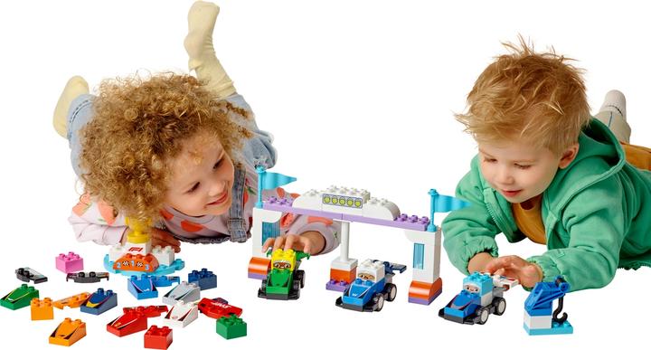 Productafbeelding LEGO F1 Team Rennautos mit Rennfahrern (10445)
