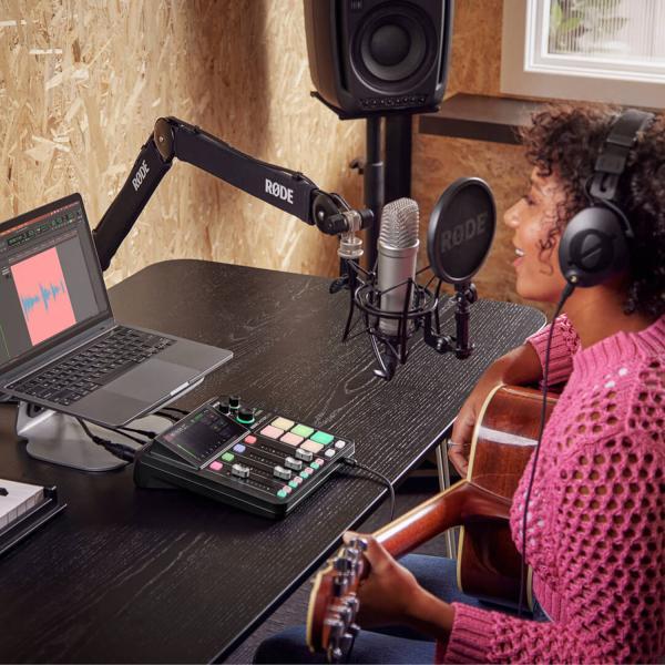Produktbild RØDE Rodecaster Duo Mischpult mit Abdeckung und Tuch (Studio- und Livemixer)