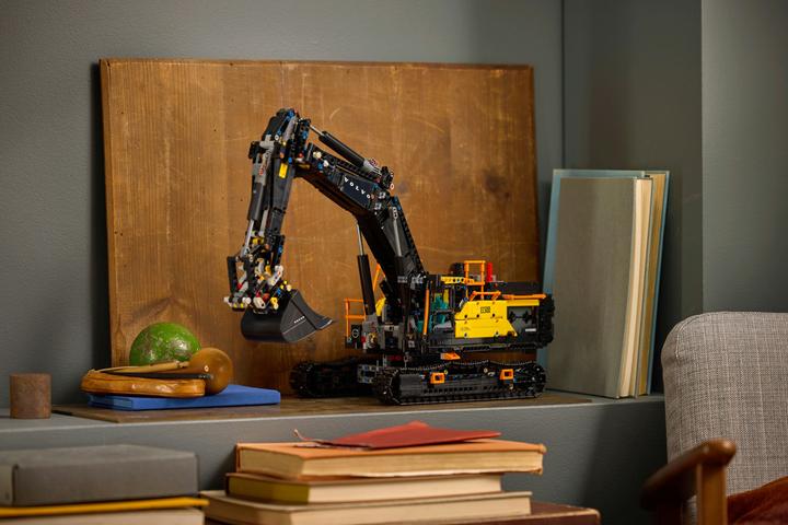 Actual product image LEGO Volvo EC500 Hybrid excavator (42215, LEGO Technic)