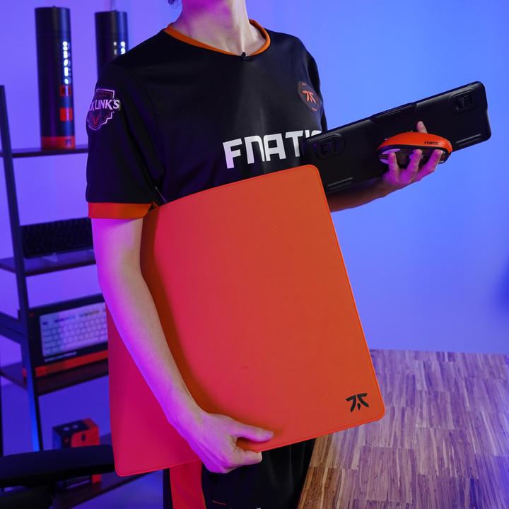 Produktbild Fnatic Max Focus 3 XL Pro Gaming Mouse Mat, Sunrise Orange Smooth Cloth Control Surface, Water Resis (XL)