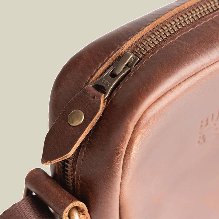 Actual product image Buckle & Seam Leder Crossbody Bag Runner Braun/Blau