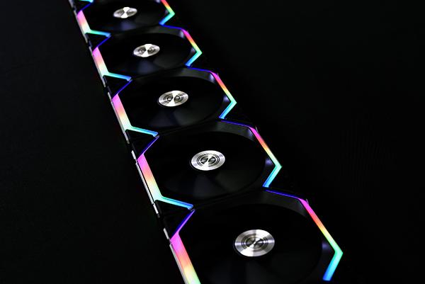 Immagine prodotto Lian-Li VENTILATORE UNI FAN SL120 RGB PWM, confezione da 3 pezzi (120 mm, 3 x)