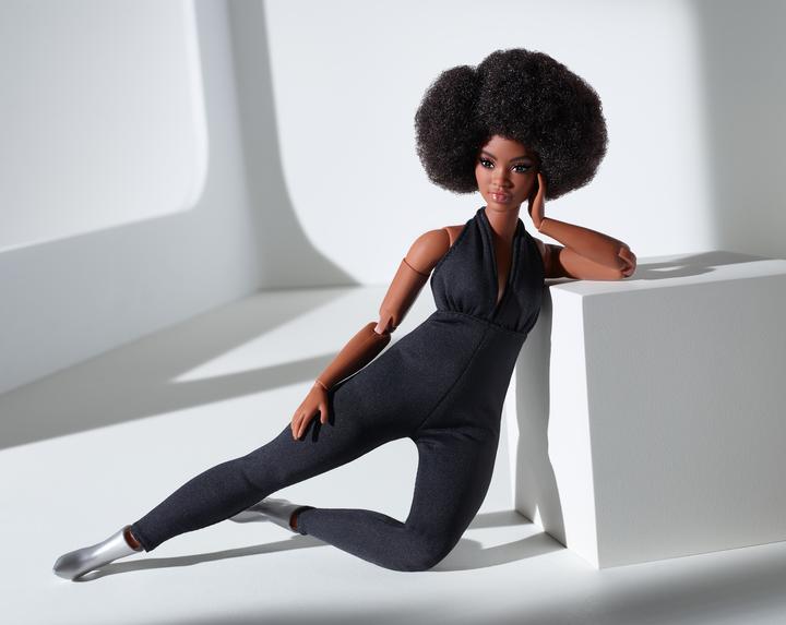 Productafbeelding Barbie Signature Looks Doll: Curvy (brunette).