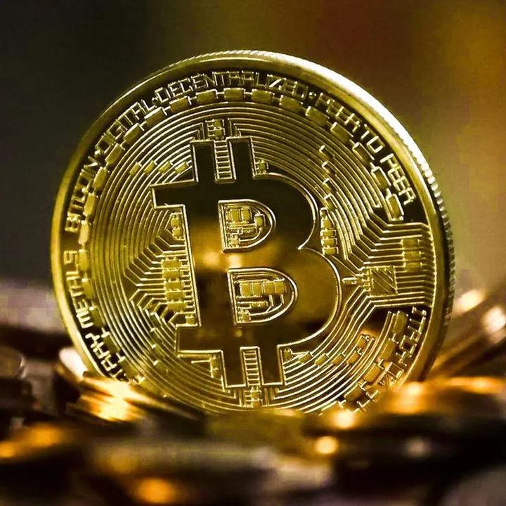 Crypto Stuff Vergoldete Bitcoin Münze mit Schutzhülle und Graviertem Bitcoin Logo
