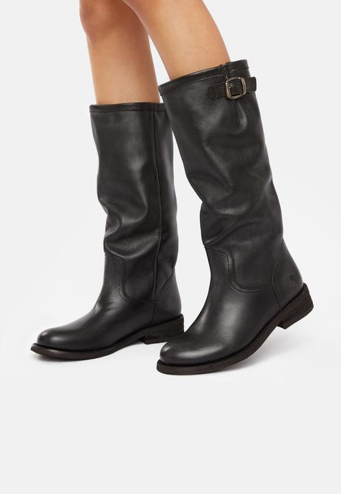 Actual product image Felmini Gredo 6922, the mid-height biker boot from, is made from smooth leather. These boots are (42)