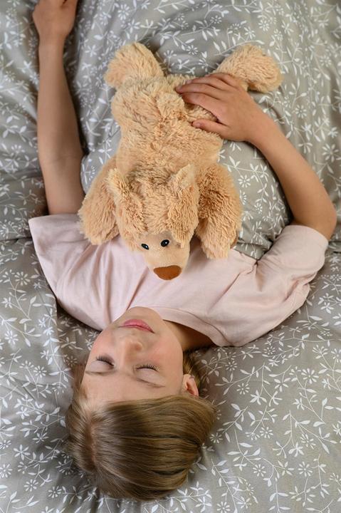 Produktbild Warmies Beddy Bear Wärme Stofftier Bär William liegend