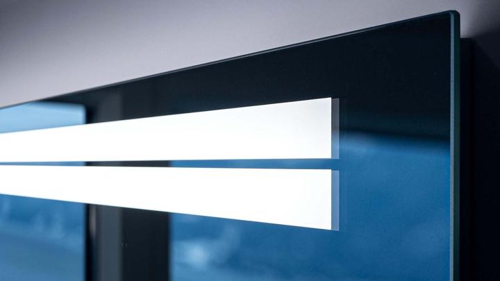 Produktbild Schneider ARANGA LED Lichtspiegel, mit Spiegelheizung und Steckdose, 515x48x700mm, Lichtbänder oben