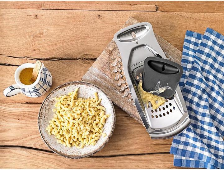 Produktbild WMF Spätzle-Profi Spätzlereibe mit Teigschaber 35x14cm Einhängerille Edelstahl