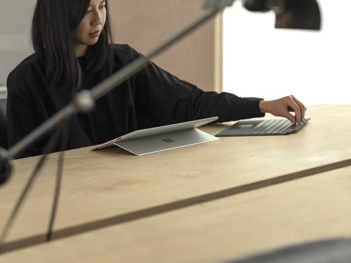Produktbild Microsoft Surface Pro X (13", Microsoft SQ1, 8 GB, 128 GB, DE)