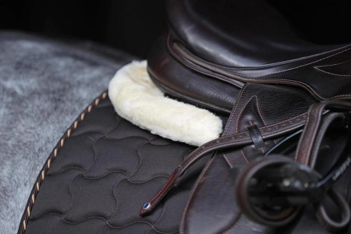Image du produit Kerbl Tapis de selle avec fourrure tissée