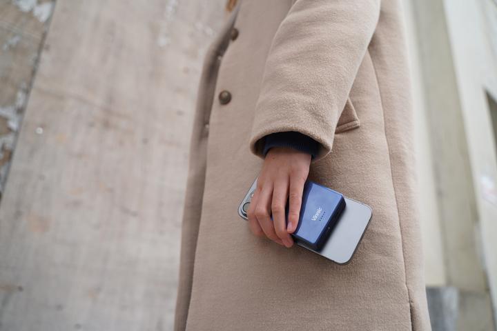 Produktbild Vinnic MANA Magnetic Wireless Powerbank 8.000mAh, blue (8000 mAh, 15 W, 30.80 Wh)