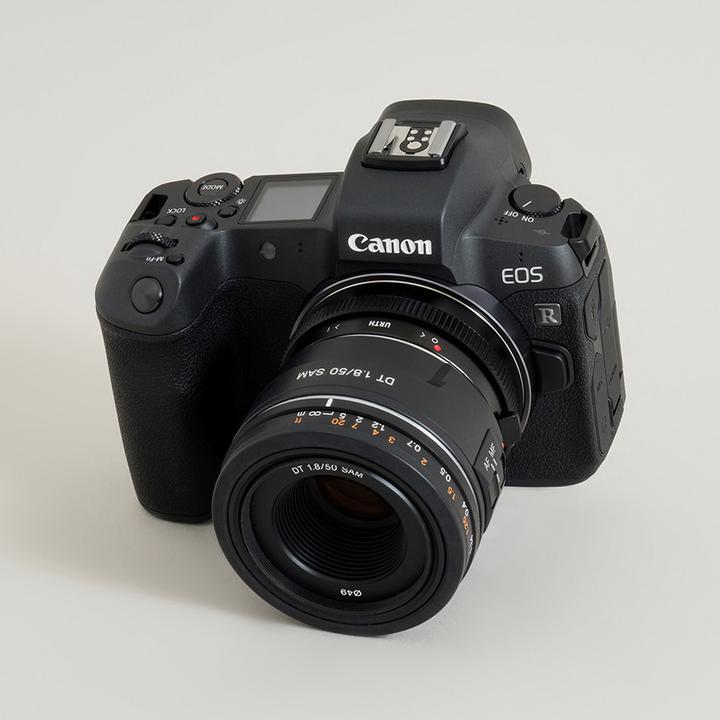 Produktbild Urth Lens Mount Adapter: Compatible with Sony A (Minolta AF) Lens to Canon RF Camera Body