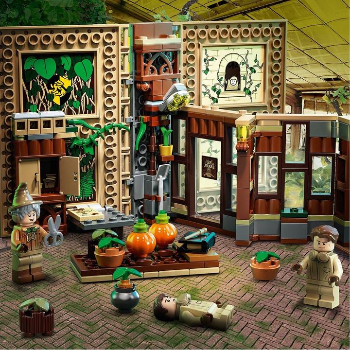 Actual product image LEGO Hogwarts Moment: Herbology Lesson (76384, LEGO Harry Potter)