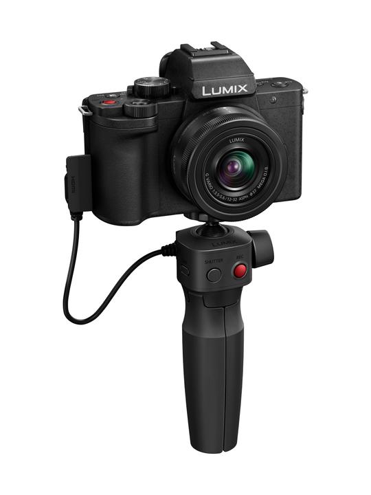 Actual product image Panasonic Lumix DC-G100D + AF 12-32mm f/3.5-5.6 asph. + tripod grip DMW-SHGR2 (12 - 32 mm, 20.30 Mpx, Micro Four Thirds)