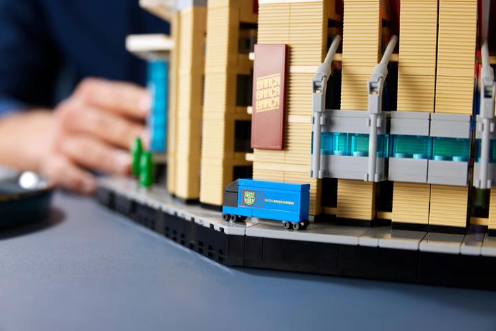 Image du produit LEGO Le Camp Nou - FC Barcelone (10284, LEGO Creator Expert, LEGO difficiles à trouver)