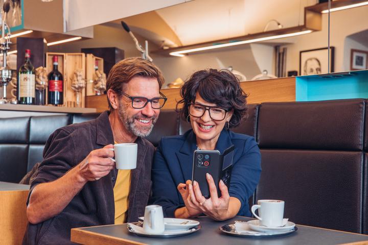 Image du produit Emporia SMART.6, smartphone pour seniors (128 Go, Noir, 6.58", SIM simple, 50 Mpx, 5G)