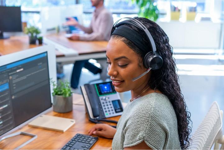 Produktbild Poly Voyager Focus 2 (Kabellos, Kabelgebunden, USB-C)