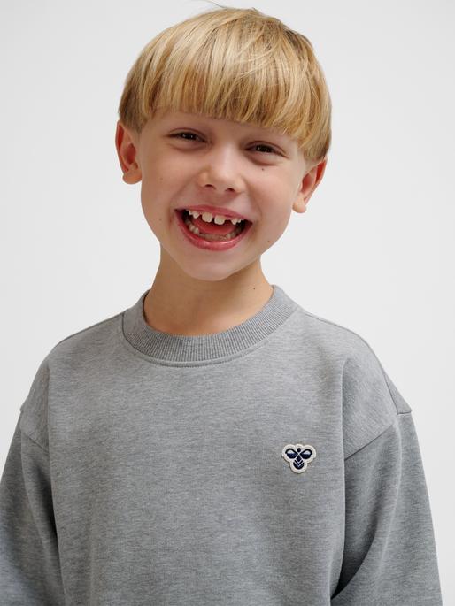 Actual product image hummel Hmljr Loose Crewneck Bee (10, 11, 12, 13, 14, 15, 16)