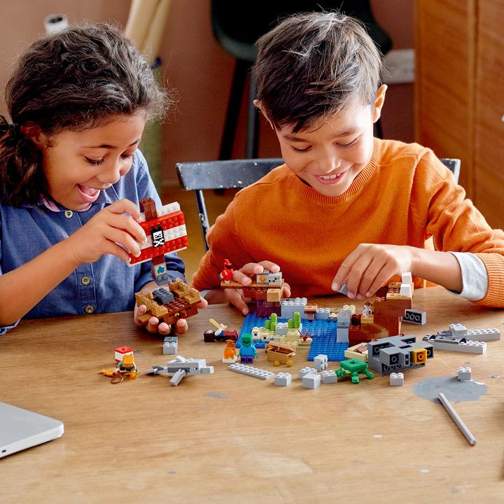 Actual product image LEGO The Pirate Ship Adventure (21152, LEGO Minecraft)