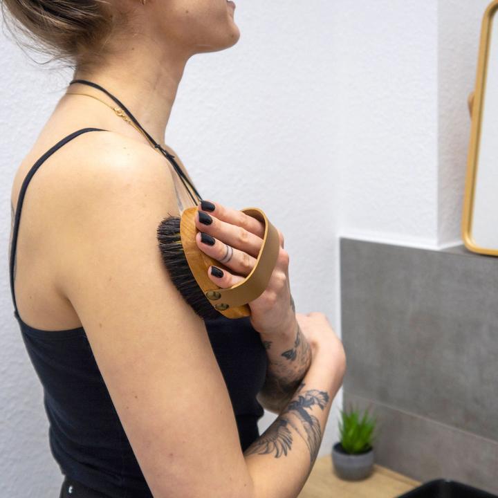 Actual product image Intirilife Body brush with natural bristles for skin cleansing