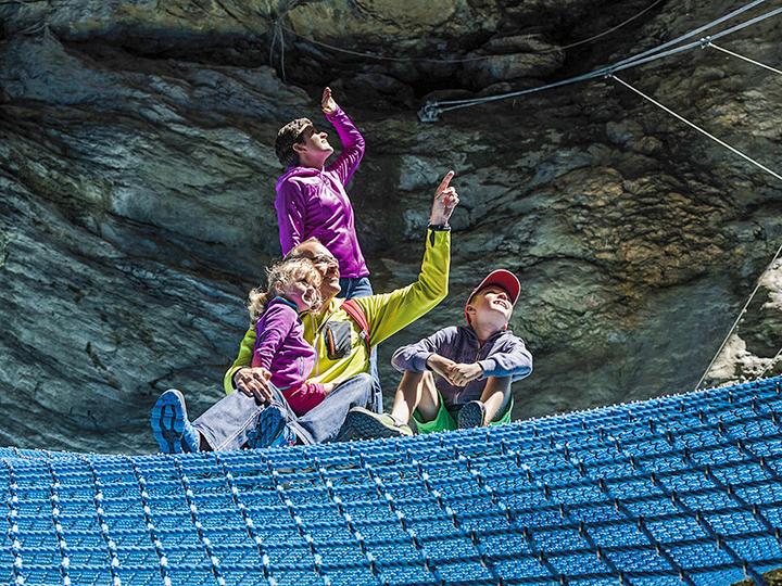 Produktbild Smartbox Outdoor-Abenteuer in Grindelwald: Eintritt in die Gletscherschlucht und ins Kristallmuseum für 2 Per (2 Pers.)