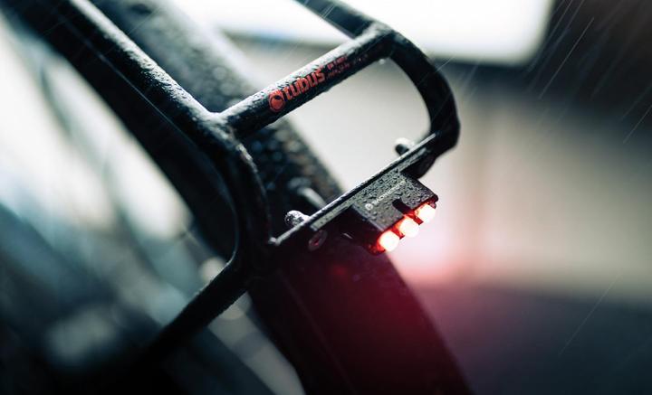 Produktbild Supernova Rücklicht E3 Tail Light-FR 2, 12V, Kabelausgang hinten, schwarz 12V, 0.5W, 1800mm Kabel, 5