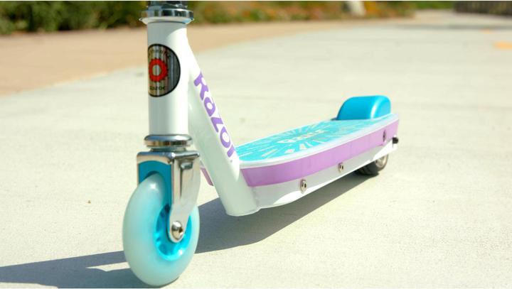 Produktbild Razor E-Scooter E Party Pop White/Purple (12 km/h, 6 km, 80 W)