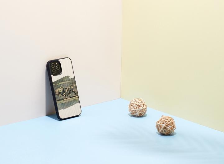 Actual product image Man.Wand &WOOD case for iPhone 12/12 Pro baltas bull (Apple iPhone 12, Realme 12 Pro+)