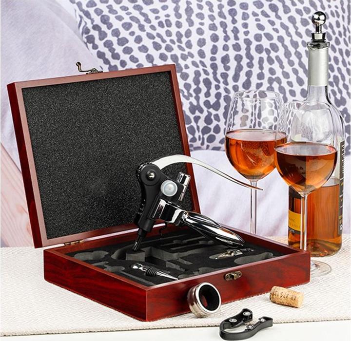Image du produit Childhome Set cadeau de vin dans une boîte en bois (Anneau de goutte, Bouchon de vin, Verseur de vin, Thermomètre à vin)