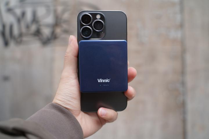 Produktbild Vinnic MANA Magnetic Wireless Powerbank 8.000mAh, blue (8000 mAh, 15 W, 30.80 Wh)